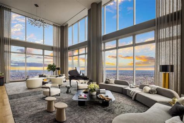 Luxury Penthouse Mia: The Epitome of Modern Elegance and Comfort