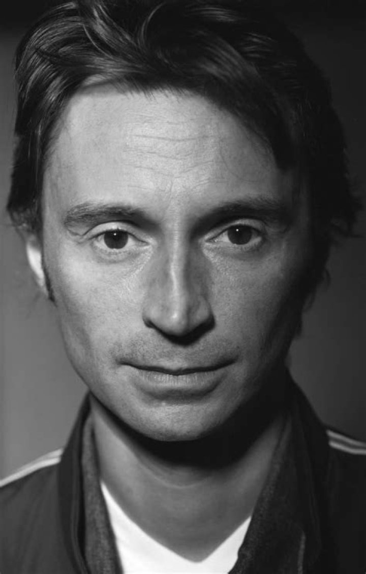 Unveiling the Height of Robert Carlyle: A Closer Look